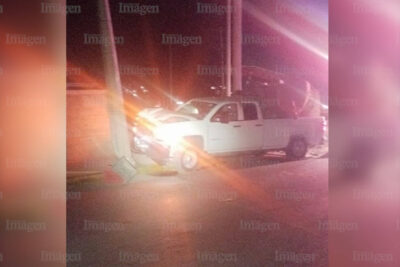 Choca conductor de una camioneta contra un poste de electricidad en Fresnillo