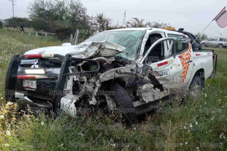 Choque entre dos camionetas sobre la carretera federal 23 deja dos lesionados