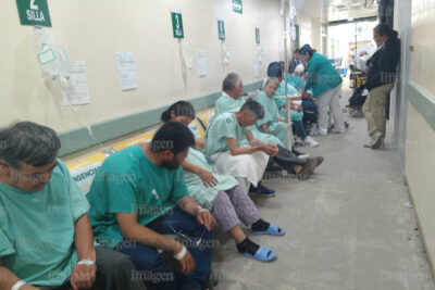 Derechohabientes del IMSS en Fresnillo reciben la atención médica en sillas; exigen mejor atención