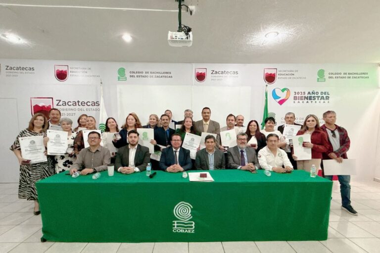 Cobaez reconoce a docentes por 30 años de servicio con la Medalla Manuel Altamirano