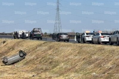 Hombre de la tercera edad muere tras volcar su vehículo en la carretera federal 45