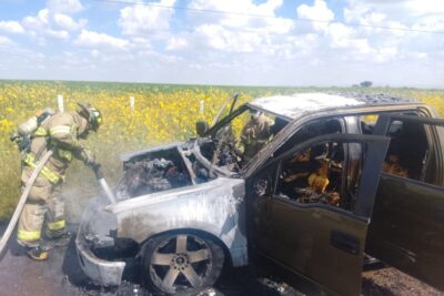 Falla mecánica provoca incendio de vehículo en la carretera a Fresnillo-Jerez
