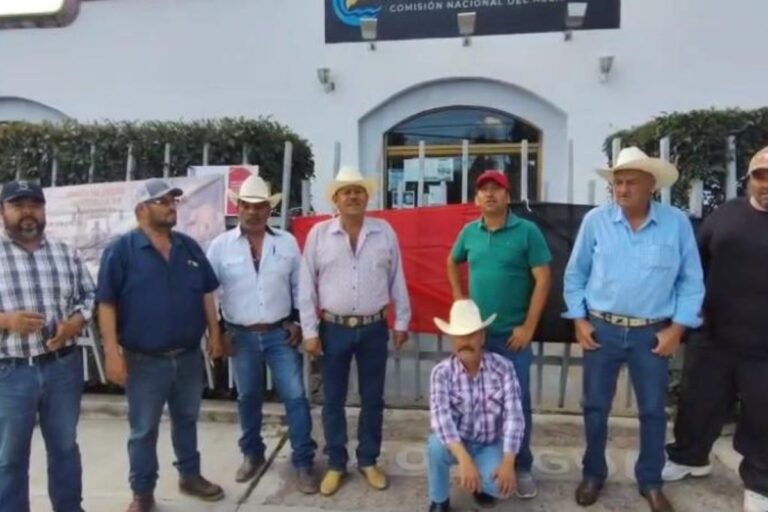 Agricultores toman oficinas de CONAGUA; amenazan con bloquear carreteras