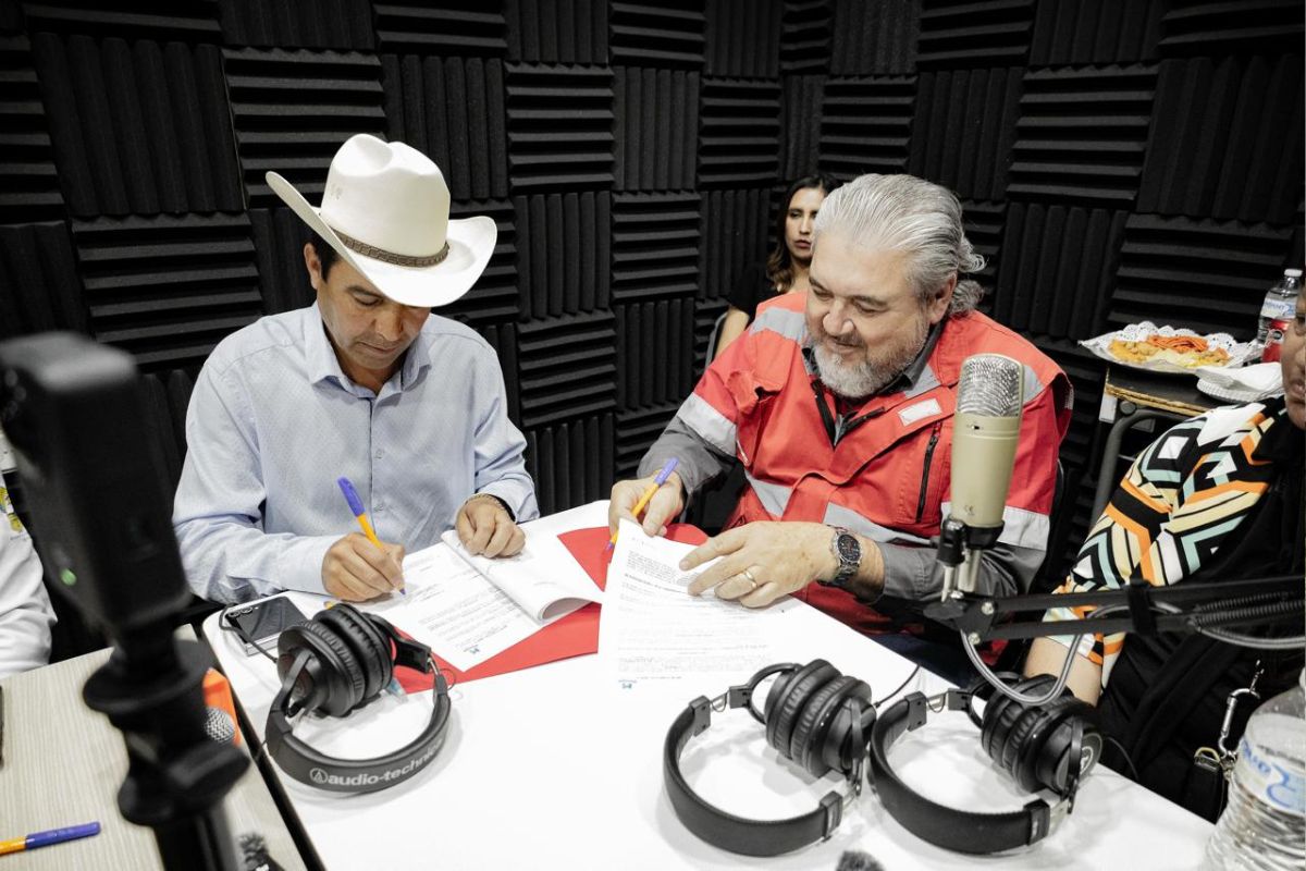 Orla Camino Rojo fortalece la comunicación comunitaria con la firma de convenio entre Radio Orla, el Ayuntamiento de Mazapil y el EMSAD San Tiburcio