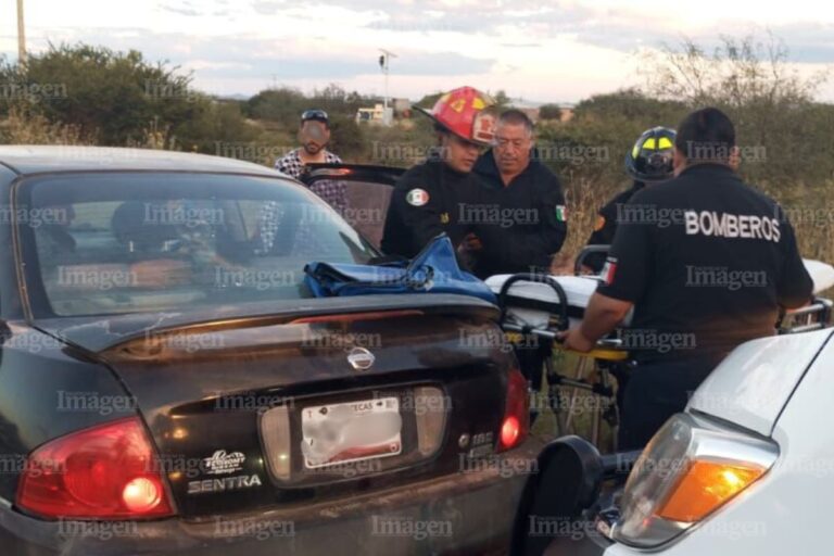 Camioneta arrolla a familia en motocicleta y huye en Fresnillo
