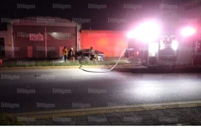 Arde vehículo por presunto corto circuito en el bulevar Valera Rico