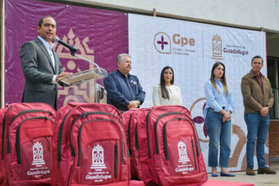 Guadalupe entrega mochilas a estudiantes del Conalep