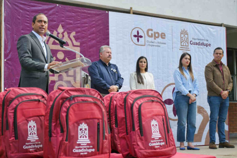 Guadalupe entrega mochilas a estudiantes del Conalep