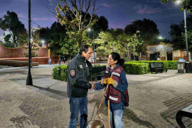 Pepe Saldívar supervisó la iluminación y limpieza del Jardín Juárez