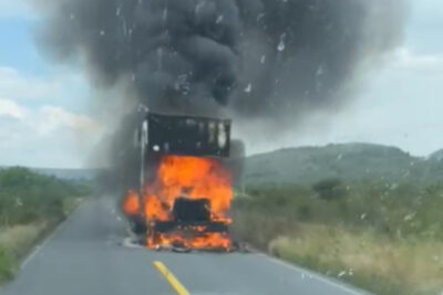 Se registra incendio de un tractocamión sobre la carretera federal número 54