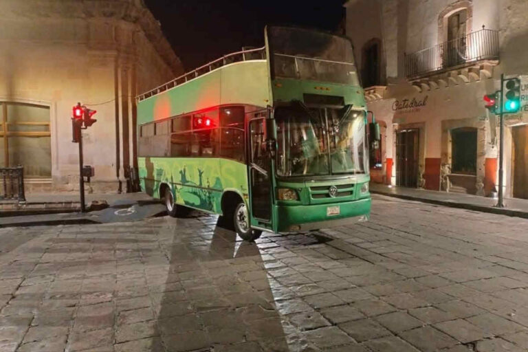 Turibus se queda sin frenos en el Centro Histórico de Zacatecas