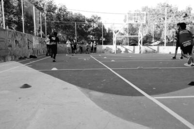 Vecinos de ExHacienda de Bernárdez denuncian falta de alumbrado en cancha deportiva