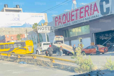 Vuelca camión de pasajeros de la Ruta 16 en Guadalupe; solo hay daños materiales