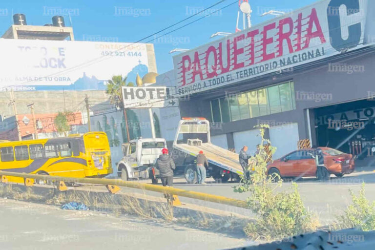 Vuelca camión de pasajeros de la Ruta 16 en Guadalupe; solo hay daños materiales