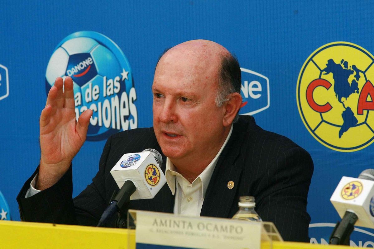 En junio de 2010, Manuel Lapuente durante una sesión de entrenamiento con el equipo América.