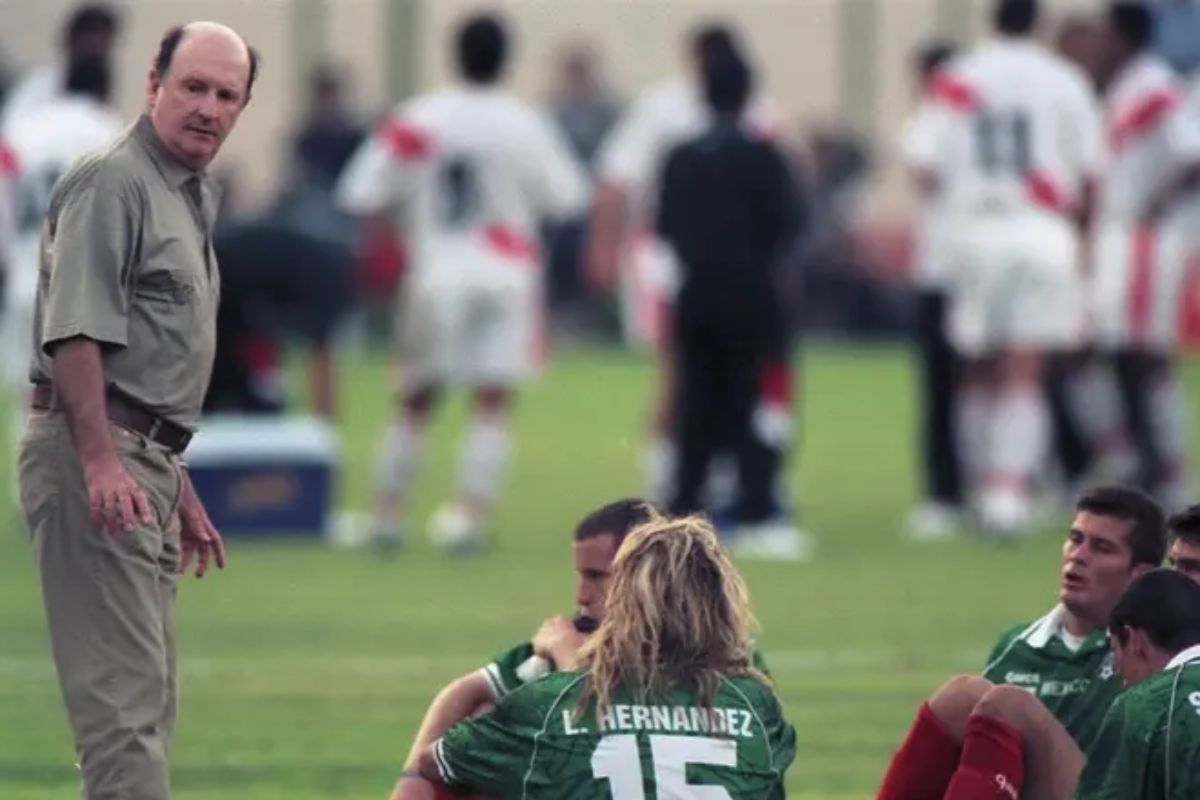 Manuel Lapuente con la Selección Mexicana, durante un entrenamiento.