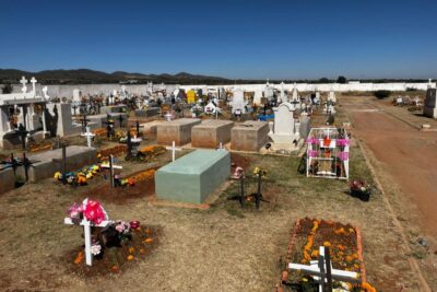 Guadalupe mantiene limpios sus panteones tras el Día de Muertos