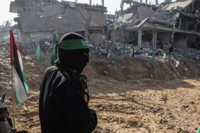 Israel reanuda bombardeos en Gaza y niega que los cuerpos entregados por Hamás sean de rehenes