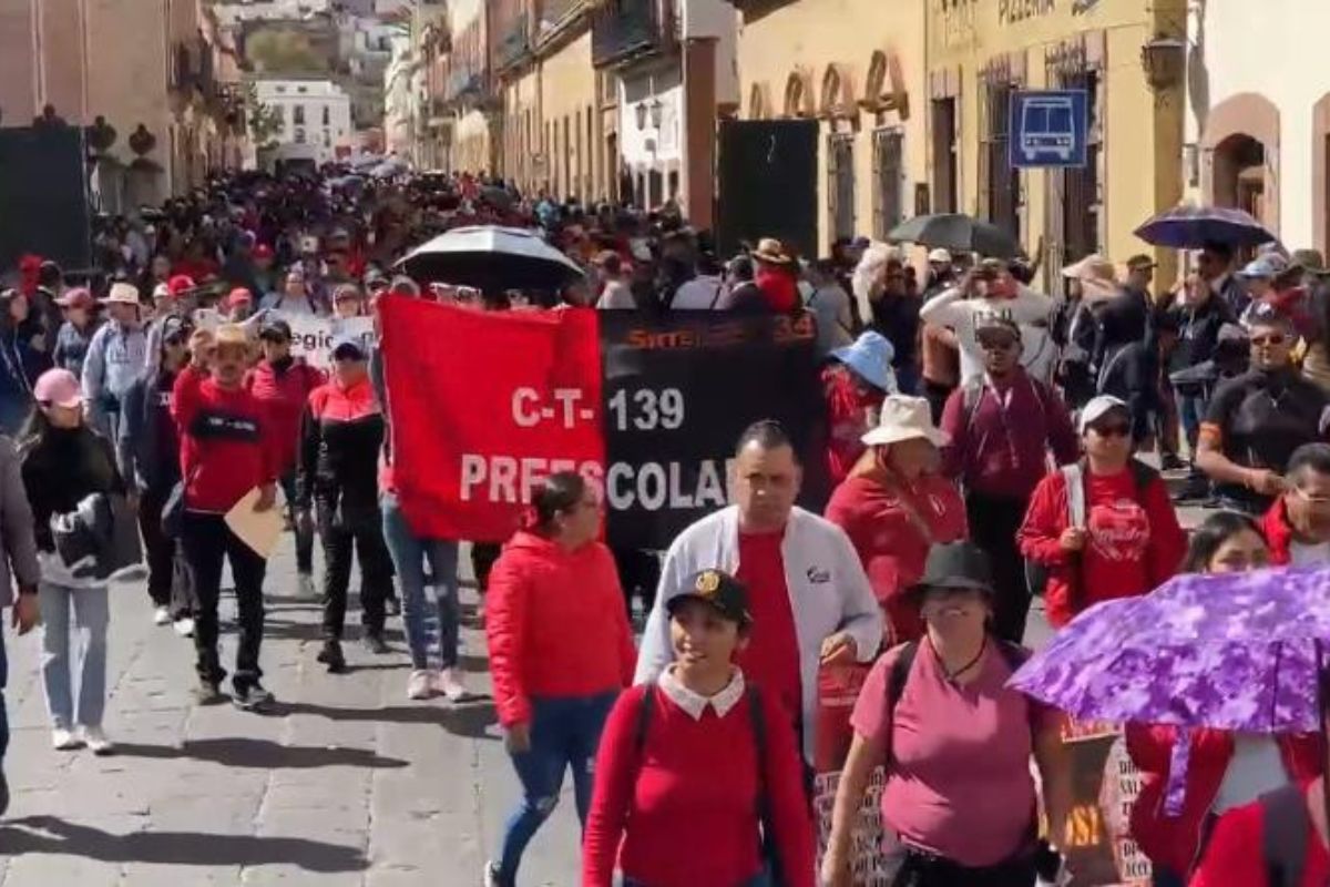 Maestros saturan el Centro Histórico de Zacatecas en megamarcha por sus derechos.