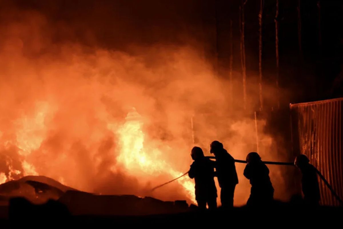 Explosión en parque industrial de Ezeiza deja 22 heridos y provoca masivo incendio.