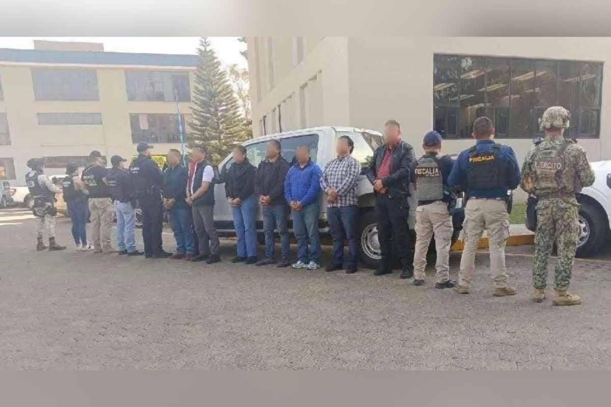 Cae la escolta de Carlos Manzo; FGE detiene a siete policías por homicidio por omisión.