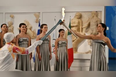 La antorcha olímpica inicia su viaje hacia Milán-Cortina pese a clima adverso