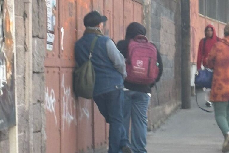 Protestan docentes por cese tras caso de ciberacoso