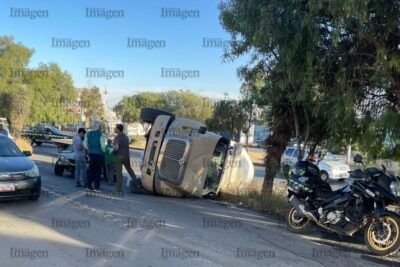 Vuelca revolvedora con concreto en bulevar metropolitano