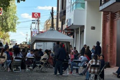 Mantienen tomadas oficinas y bloquean avenida Pedro Coronel