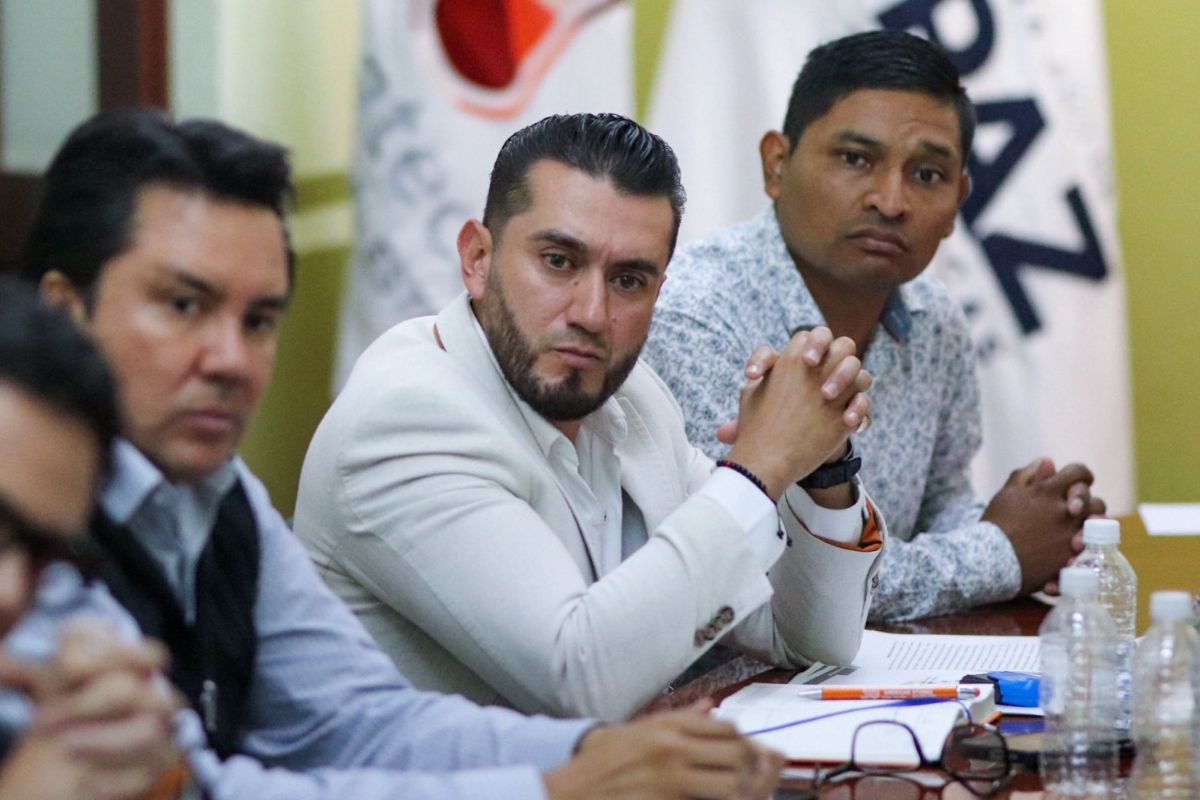 Alcalde de Tepechitlán despide a funcionarios; profundiza crisis política