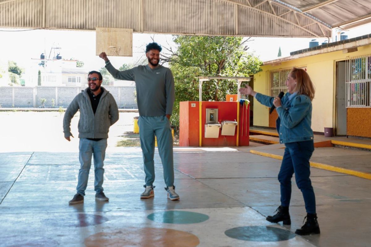 Charly Zesati motiva a estudiantes de Fresnillo a través del deporte.