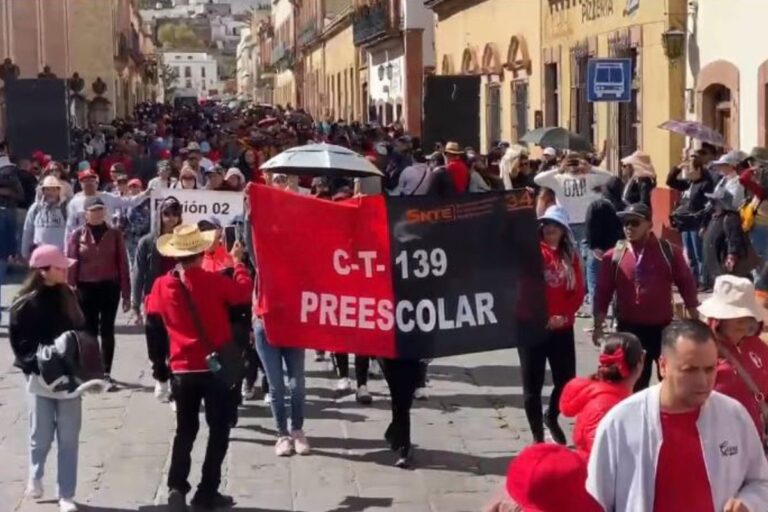 Maestros saturan el Centro Histórico de Zacatecas en megamarcha por sus derechos