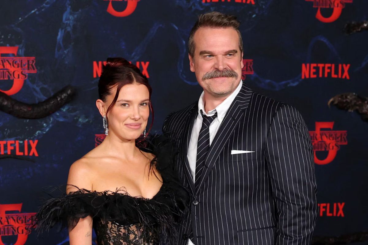 Millie Bobby Brown enfrenta a fotógrafo durante la premier final de Stranger Things.