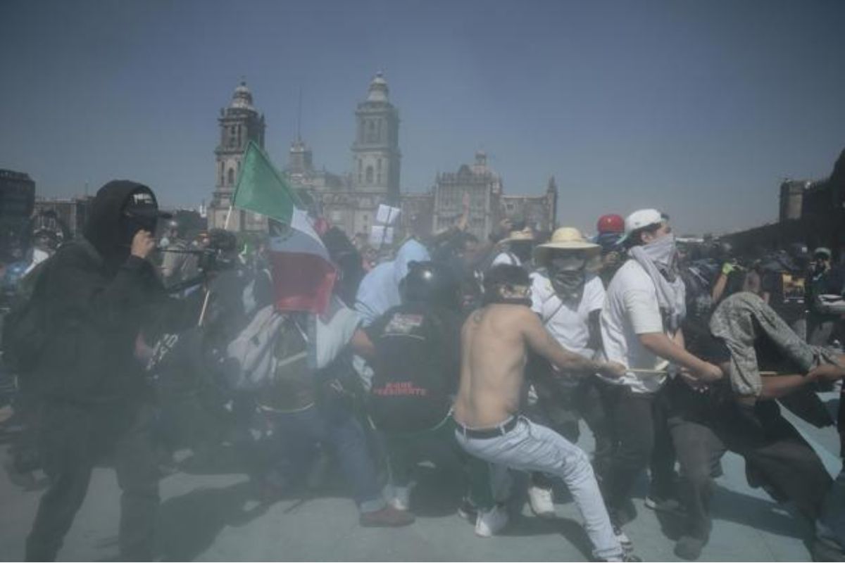 Segob condena violencia en protesta de la Generación Z en el Zócalo.