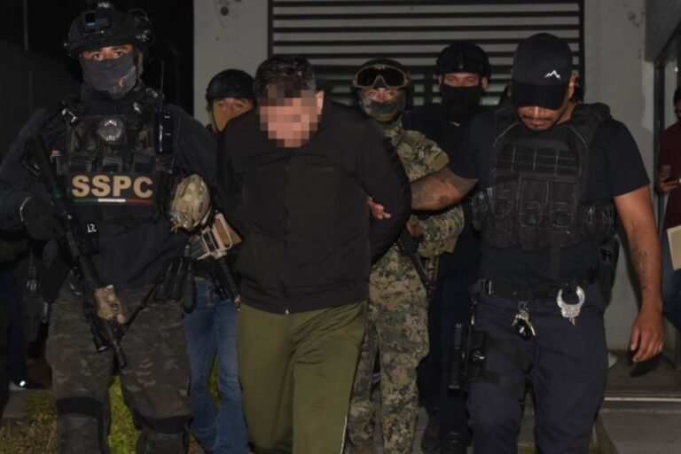 Cae la escolta de Carlos Manzo; FGE detiene a siete policías por homicidio por omisión