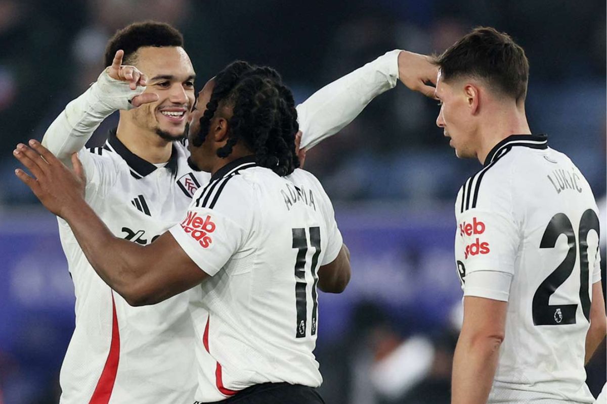 Raúl Jiménez brilla y sentencia el triunfo del Fulham.