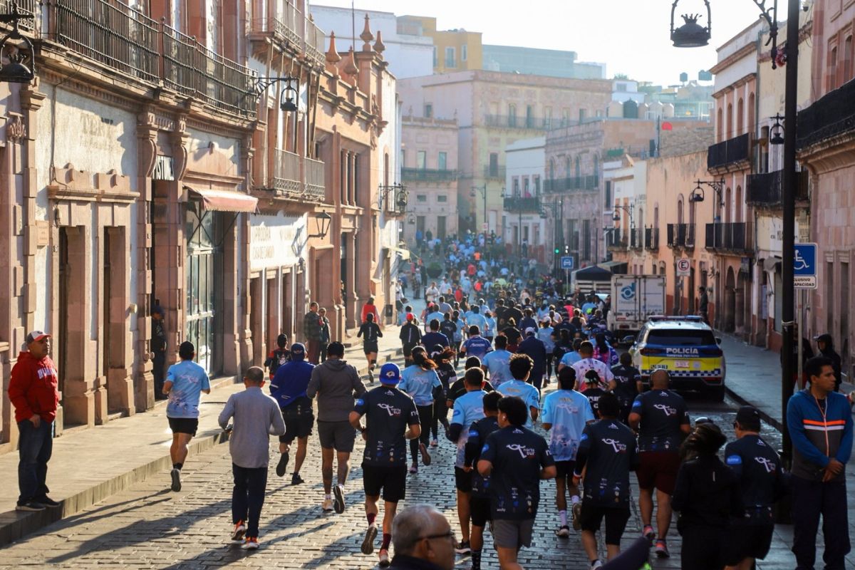 Más de dos mil atletas llenan de energía la Carrera AKRON Norte vs Sur 2025.