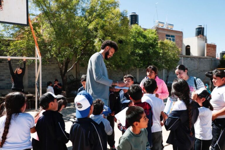 Charly Zesati motiva a estudiantes de Fresnillo a través del deporte