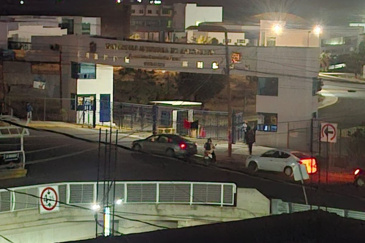 Docentes de Odontología de la UAZ paran labores y toman el campus Siglo XXI.