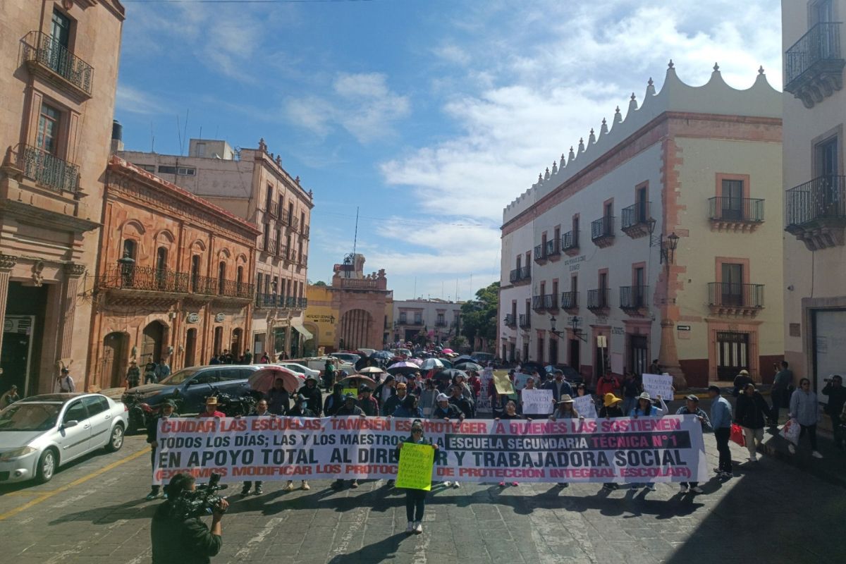 Maestros saturan el Centro Histórico de Zacatecas en megamarcha por sus derechos.