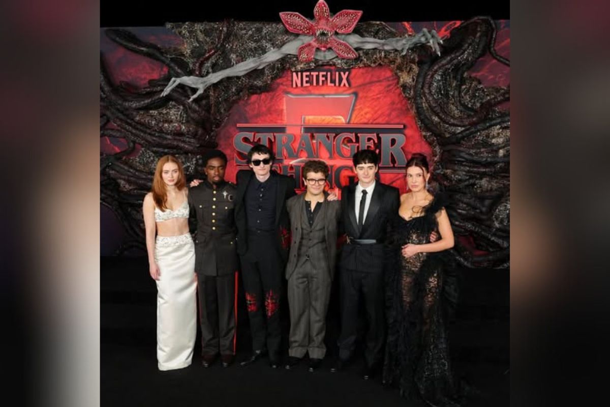 Millie Bobby Brown enfrenta a fotógrafo durante la premier final de Stranger Things.