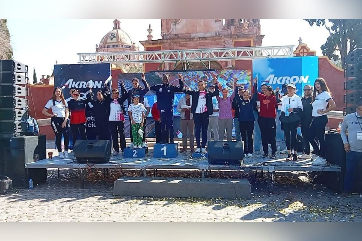 Más de dos mil atletas llenan de energía la Carrera AKRON Norte vs Sur 2025.