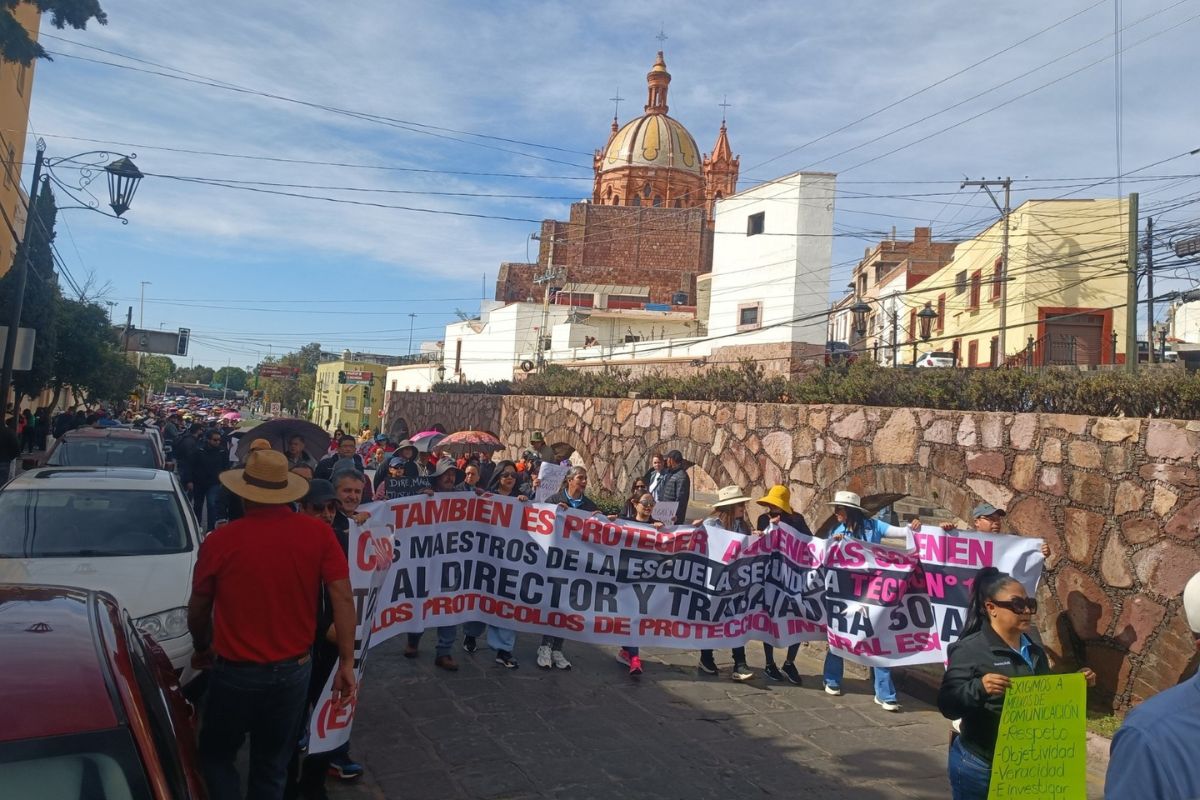Maestros saturan el Centro Histórico de Zacatecas en megamarcha por sus derechos.