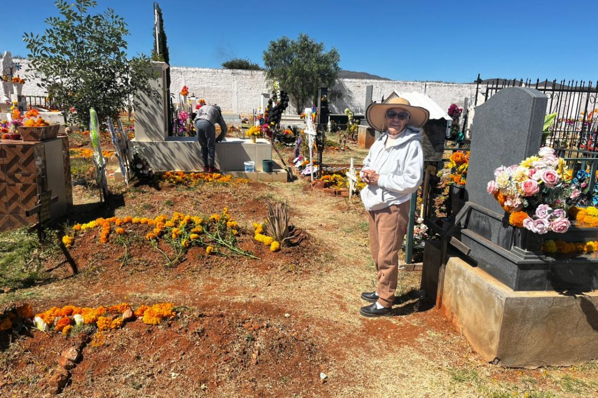 Guadalupe mantiene limpios sus panteones tras el Día de Muertos.