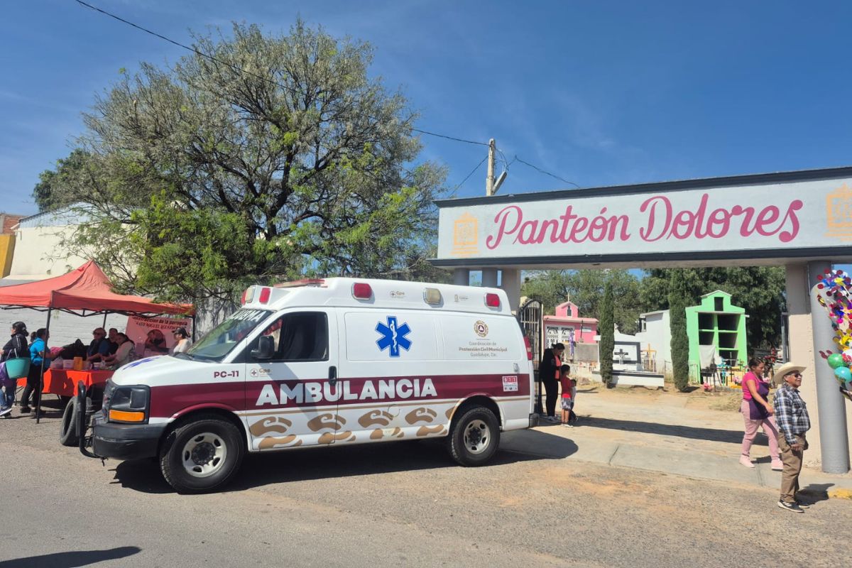 Guadalupe mantiene limpios sus panteones tras el Día de Muertos.
