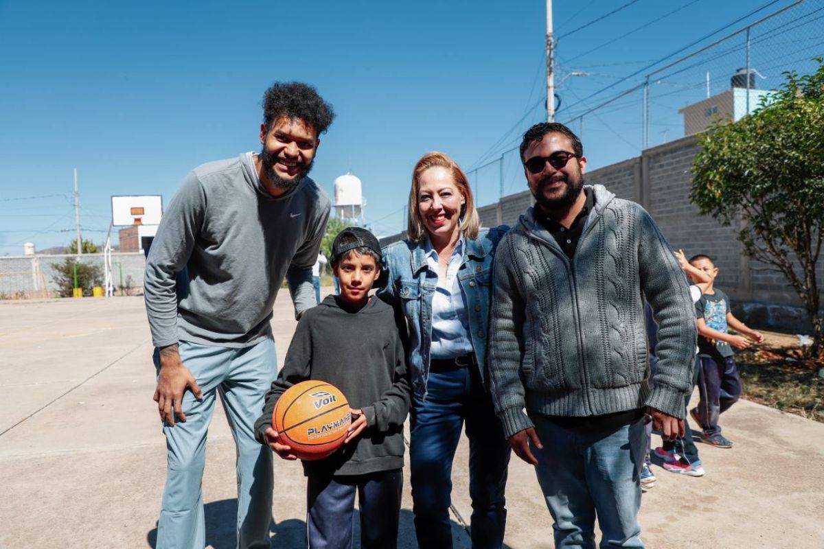 Charly Zesati motiva a estudiantes de Fresnillo a través del deporte.