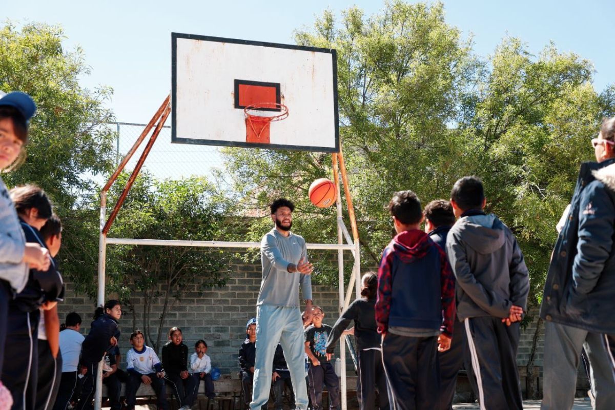 Charly Zesati motiva a estudiantes de Fresnillo a través del deporte.