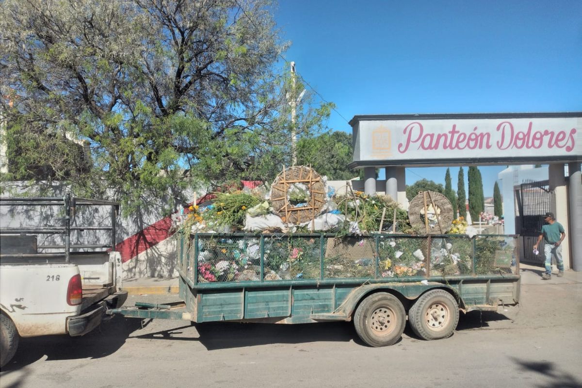 Guadalupe mantiene limpios sus panteones tras el Día de Muertos.