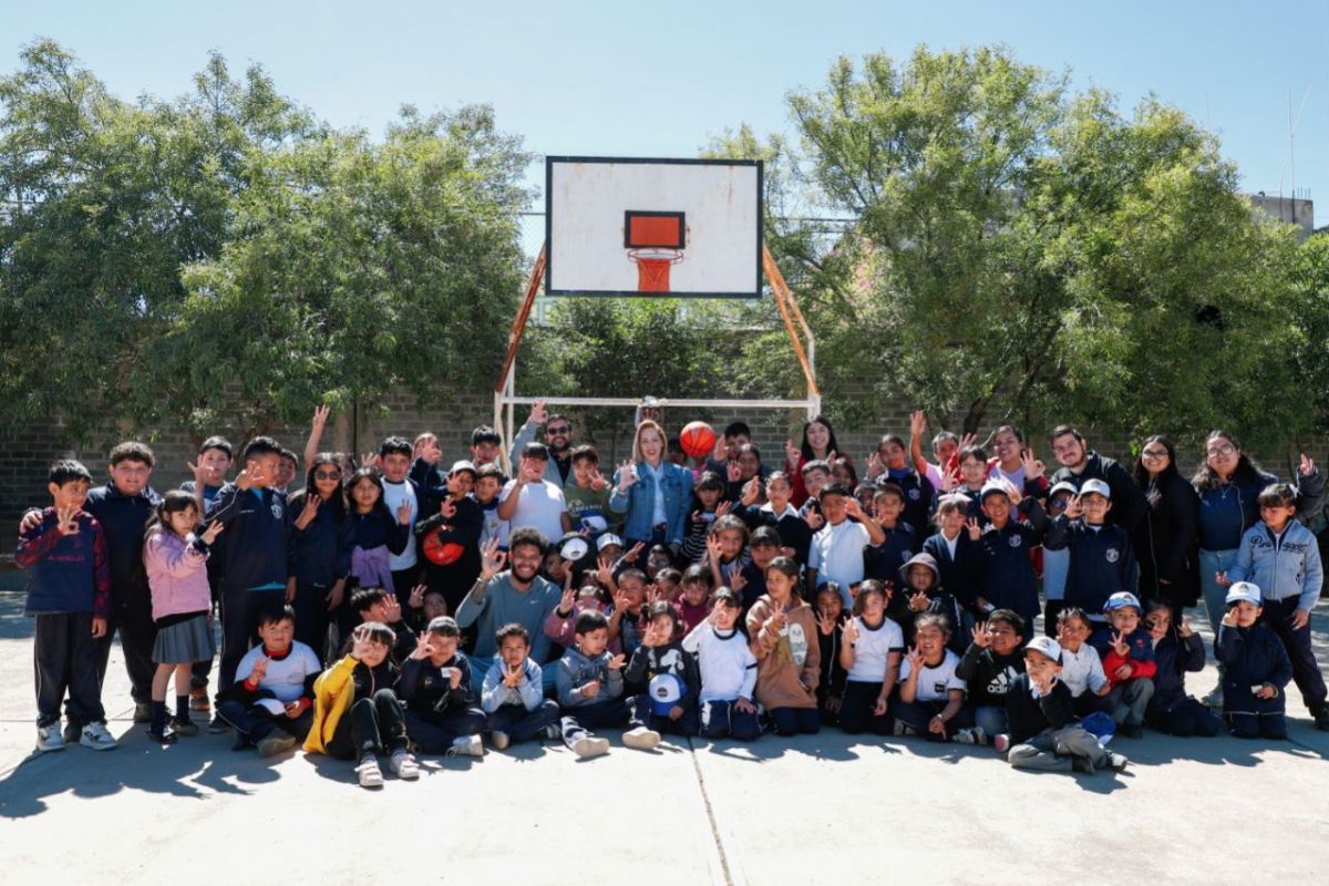 Charly Zesati motiva a estudiantes de Fresnillo a través del deporte.