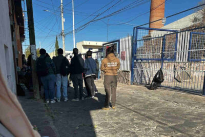 Agentes de investigación acuden a protesta estudiantil, manifestantes denuncian represión